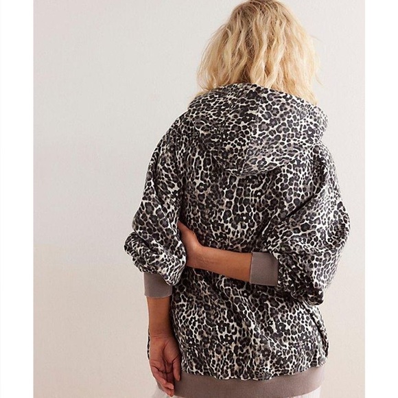Free People “it’s a vibe” oversized leopard hoodie - Picture 3 of 8